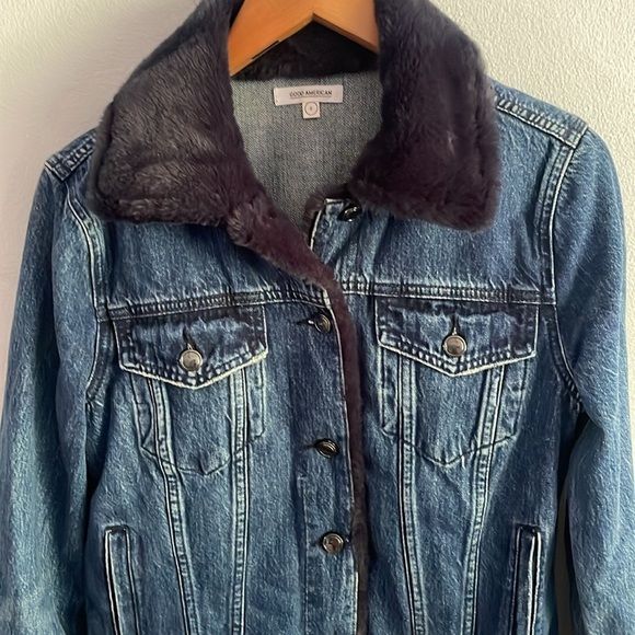 Good American Denim Jean Jacket with Faux Fur Trim Size 0 - Picture 3 of 14